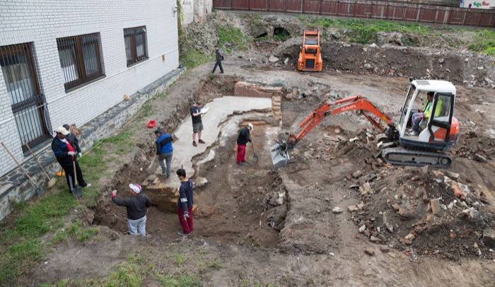 Archeologové započali výzkum v proluce vedle Muzea Umění