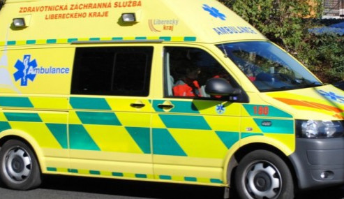 Nezletilá dívka nepřežila střetnutí skůtru s automobilem