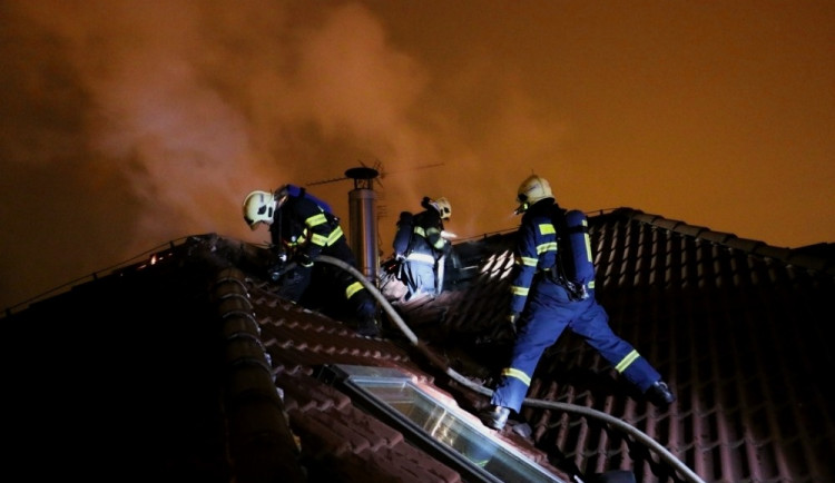 Požár zničil střechu rodinného domu v Neředíně, majitel se zranil