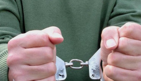 Muž fyzicky napadl svou ženu, policie ho na deset dní vykázala z bytu