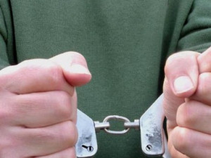 Muž fyzicky napadl svou ženu, policie ho na deset dní vykázala z bytu