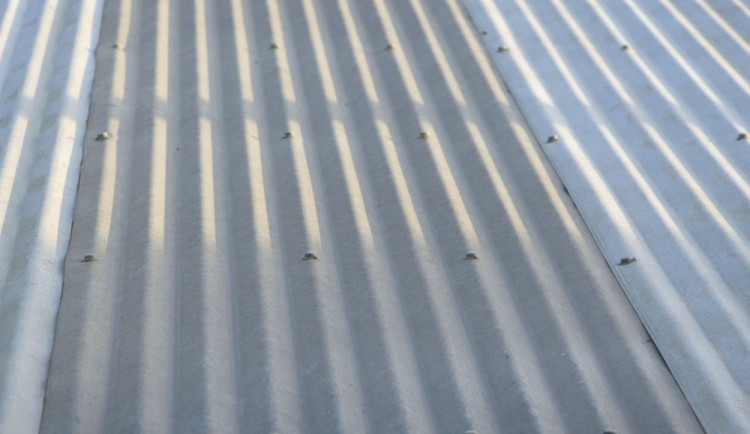 Z haly u zimního stadionu někdo postupně ukradl hlíník za 70 tisíc korun