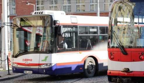 Nepozorný řidič způsobil zranění čtyř žen v autobuse