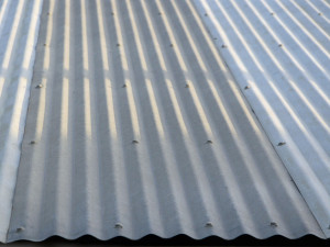 Z haly u zimního stadionu někdo postupně ukradl hlíník za 70 tisíc korun