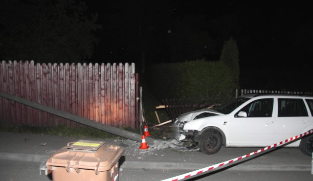 Opilec autem při nehodě dokázal zničit sloup veřejného osvětlení a oplocení dvou domů
