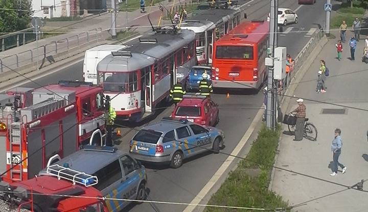 Řidiči autobusu a tramvaje o kolizi u Šantovky: Stalo se to jinak, než sdělila veřejnosti policie