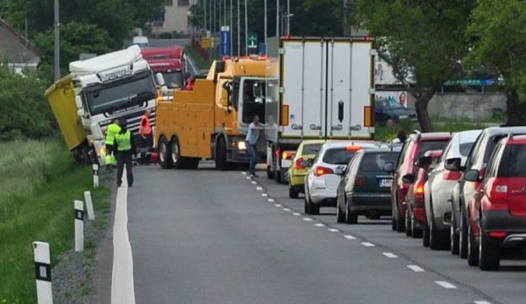 Cestu do Šternberka zablokoval stojící kamion, utvořila se dlouhá kolona