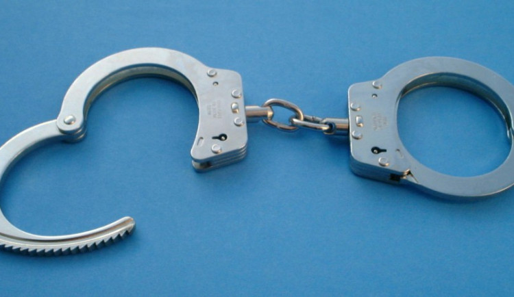 Okradl ženu na kole, po pár metrech na útěku ho chytili policisté