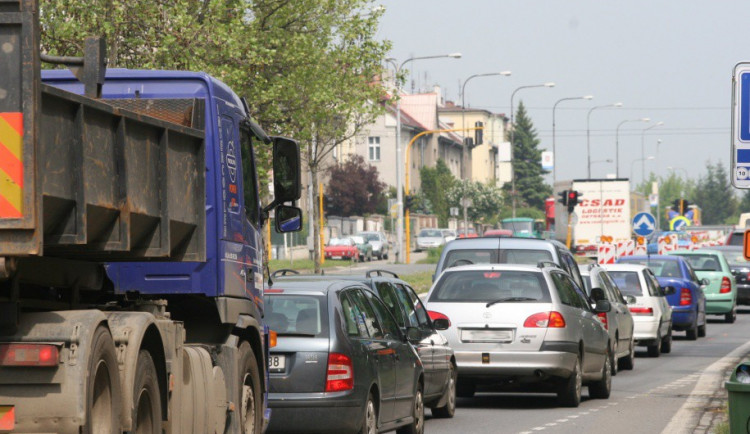Radnice se chce nadobro vypořádat s kamiony v centru. Kam všude nebudou moci?