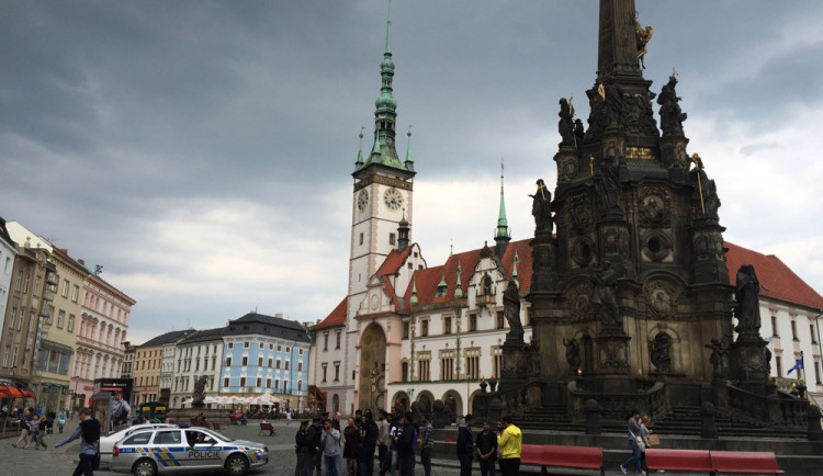 Útočníci slovně napadli iniciátory petice a rozbili petiční stánek v centru Olomouce