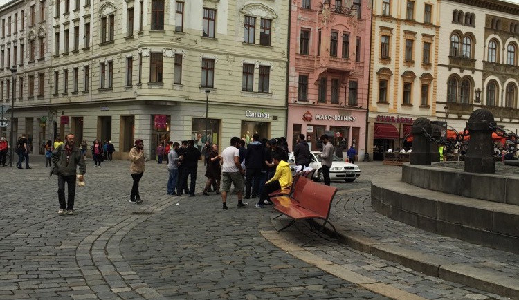 O incidentu na náměstí panují neshody, jinak mluví policie, mluvčí iniciativy i rektor univerzity