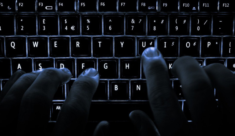 Žena poslala heslo ke svému účtu kamarádce na Facebooku, naletěla hackerovi