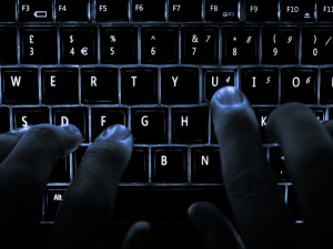 Žena poslala heslo ke svému účtu kamarádce na Facebooku, naletěla hackerovi