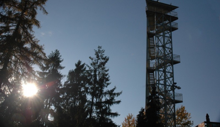 Opravuje se věž v zoo na Svatém Kopečku, hotovo by mělo být na konci června