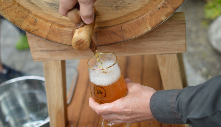 OBRAZEM: V Chomoutově se žehnalo pivovaru, došlo na lidové tance i pivo z dřevěného sudu