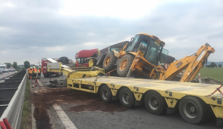 U nehody dvou kamionů na R46 u Olšan už se jezdí alespoň jedním pruhem