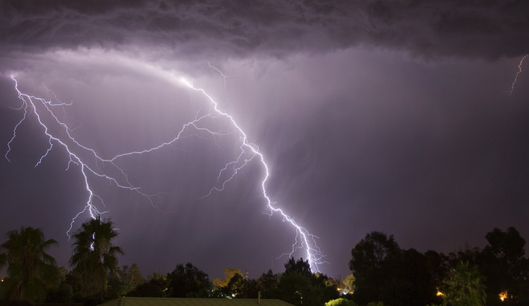 Až do pondělí meteorologové varují před silnými bouřkami