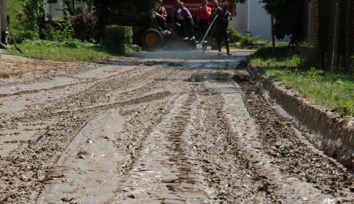 Po silné noční bouřce se lidé nemohli dostat kvůli bahnu ze svých domovů