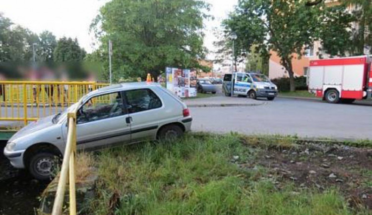 Opilý mladík ve Šternberku prorazil autem zábradlí a málem s ním spadl do potoka