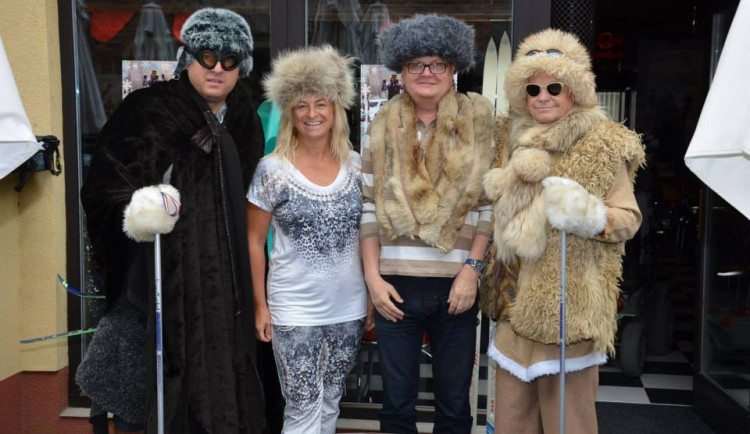 Centrem Olomouce se proběhli recesisté na běžkách