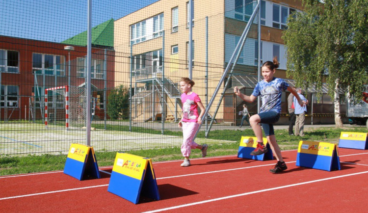 Holečkova základní škola má nové sportoviště, je přístupné i veřejnosti