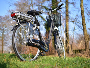 Muž nepřežil pád na svém elektrokole