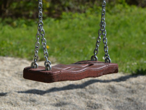 Muž nabádal na dětském hřisti dívky, aby si sundaly tepláky