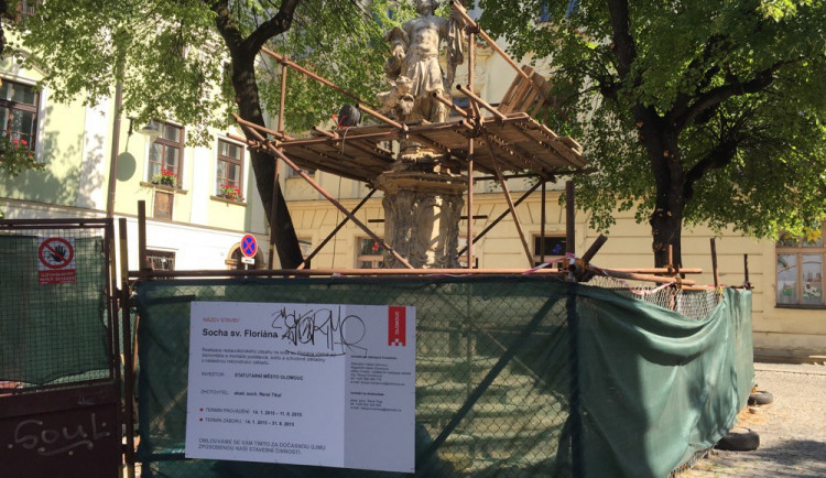 Na Žerotínově náměstí stojí opravená socha sv. Floriána