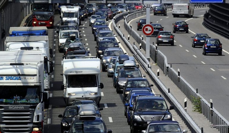 R35 téměř stojí, u Slavonína se převrátil karavan