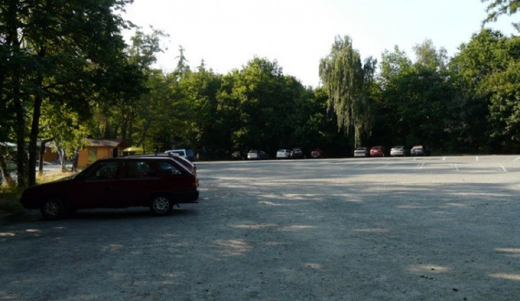 Město se snaží vyřešit nedostatek parkovacích míst v okolí zoo, pomoci má studie