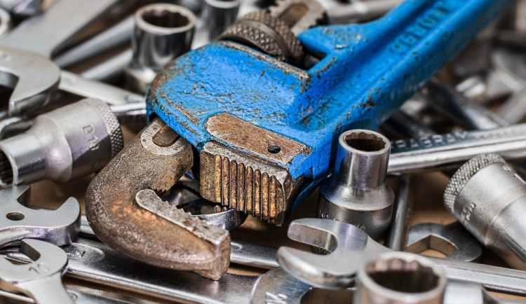 Při opravě hydraulického ramene zahynul devětačtyřicetiletý muž