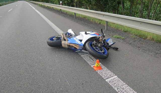 Na R35 se srazil motorkář s autem, zraněním podlehl