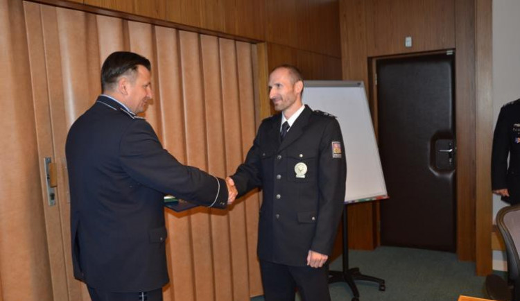 Policejní prezident ocenil prostějovské policisty za záchranu lidských životů medailí za statečnost