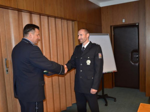Policejní prezident ocenil prostějovské policisty za záchranu lidských životů medailí za statečnost