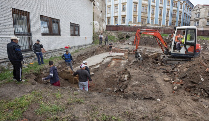 Archeologové našli v proluce vedle muzea minci z 10. století