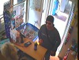VIDEO: Policie žádá veřejnost - poznáte muže, který ve čtvrtek přepadl benzinku v Krapkově ulici?