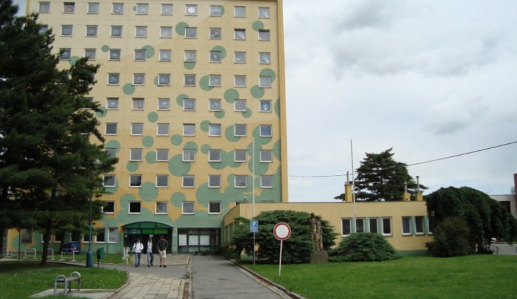 Policie obvinila studenta, který napadl svého učitele