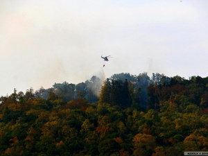 Na Libavé hoří od pátku les, hasiči pokračují v hašení i dnes ráno