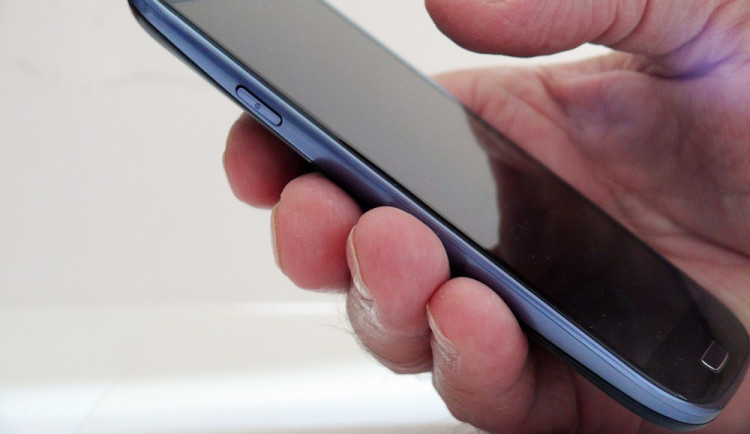 Na chvíli usnul s mobilem v ruce, když se probudil, už ho neměl