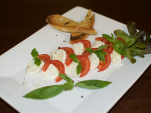 Caprese s mozzarellou di bufala, rajčátky typu san merzáno a čerstvou bazalkou, rozpečená ciabatta