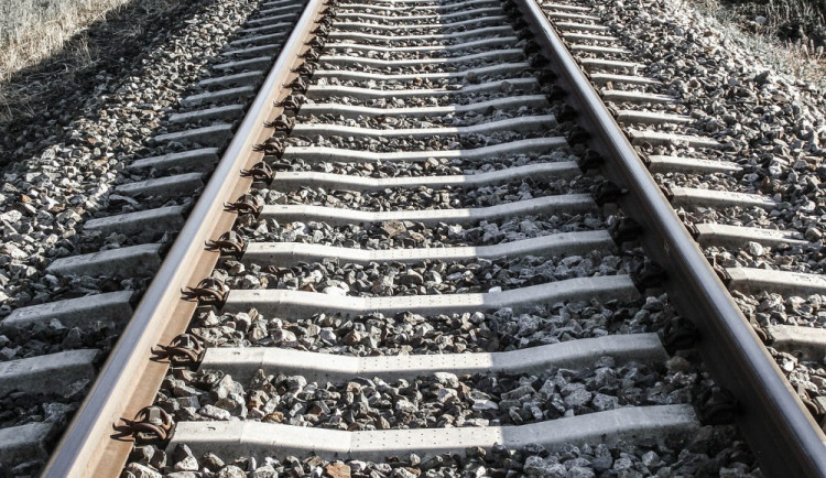 Opilý muž spal na kolejích, vlak přejel nad ním