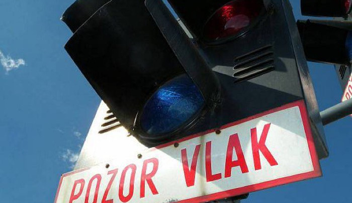 Na přejezdu se světelnou signalizací srazil rychlík člověka