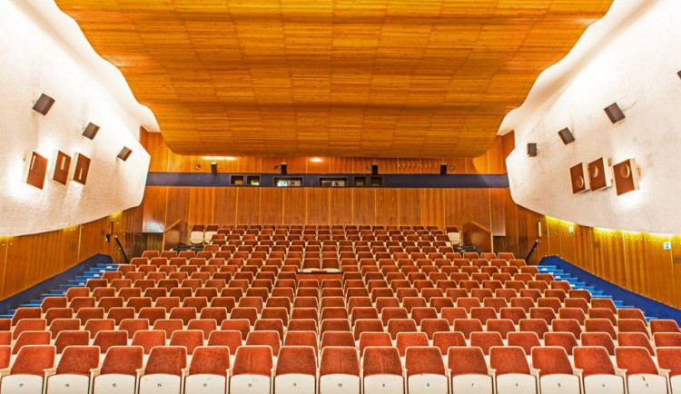 Video: Kino ve Šternberku slaví sto let, přijede mu popřát Aneta Langerová