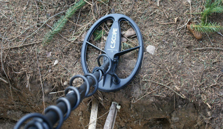 Muž našel na poli funkční protiletadlovou střelu z druhé světové války