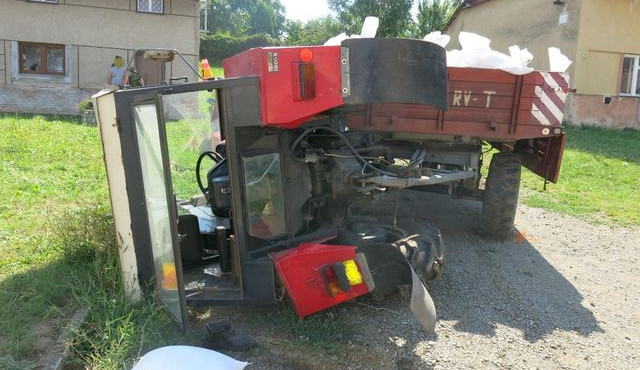 Traktorista to rozpálil z kopce, skončil převrácený na boku