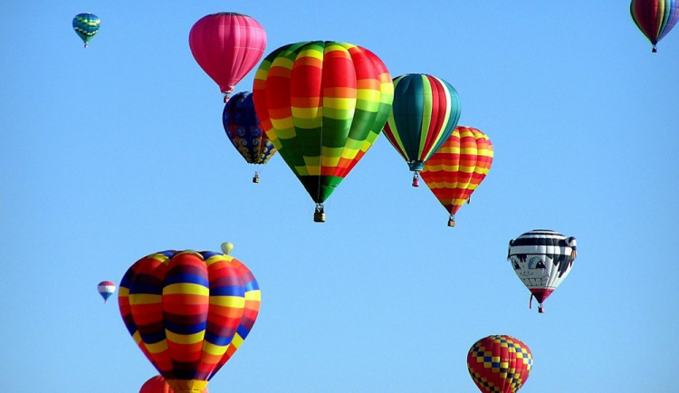 Nebe nad Bouzovem je plné horkovzdušných balonů