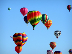 Nebe nad Bouzovem je plné horkovzdušných balonů