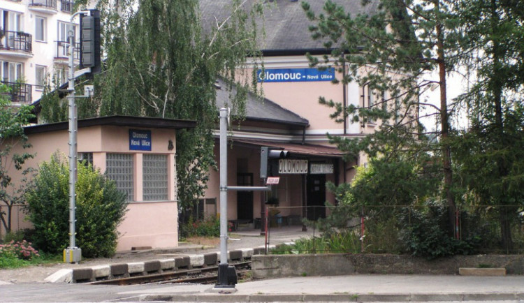 Na Nové ulici vlak srazil člověka, tramvaje se zastavily