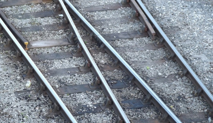 Kvůli muži, který seděl na kolejích a balil si cigaretu, musel být zastaven vlakový provoz