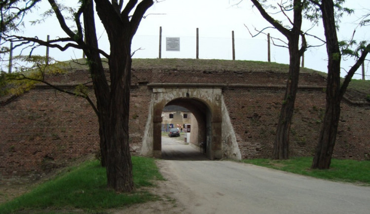 Muž v noci spadl z pětimetrové hradby nedaleko Korunní pevnůstky, na místě zemřel